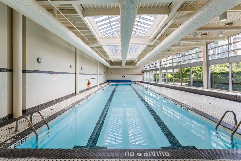Downtown King Suite-Surround Views-Pool/Gym/Parkng Ванкувер Экстерьер фото