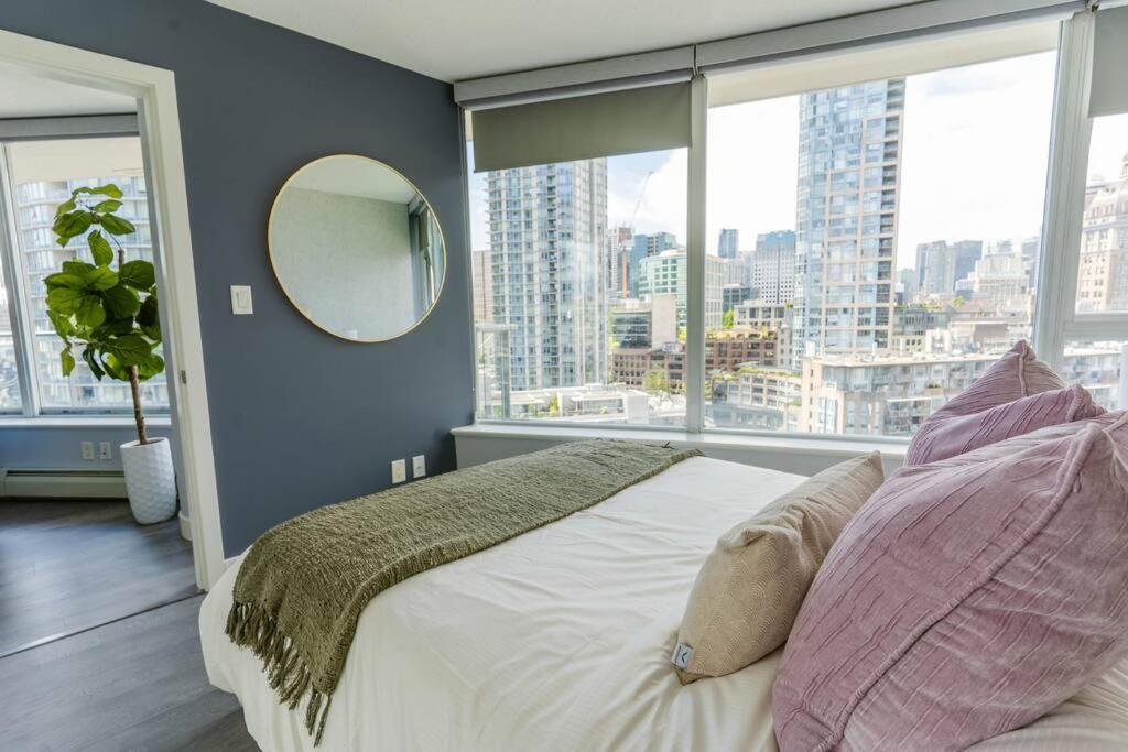 Downtown King Suite-Surround Views-Pool/Gym/Parkng Ванкувер Экстерьер фото
