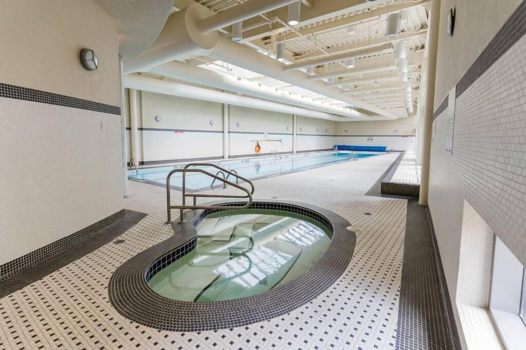 Downtown King Suite-Surround Views-Pool/Gym/Parkng Ванкувер Экстерьер фото