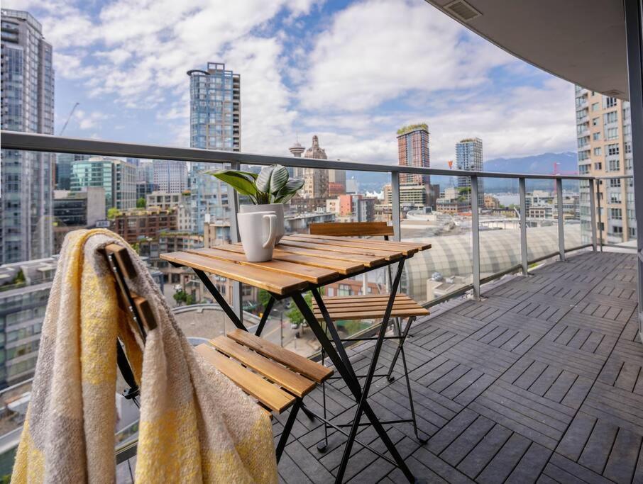 Downtown King Suite-Surround Views-Pool/Gym/Parkng Ванкувер Экстерьер фото